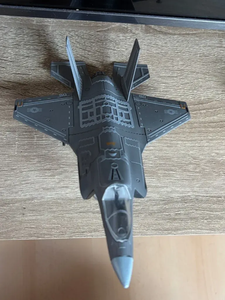 Customer photo — F-35 Lightning II 1:72 scale model on a desk